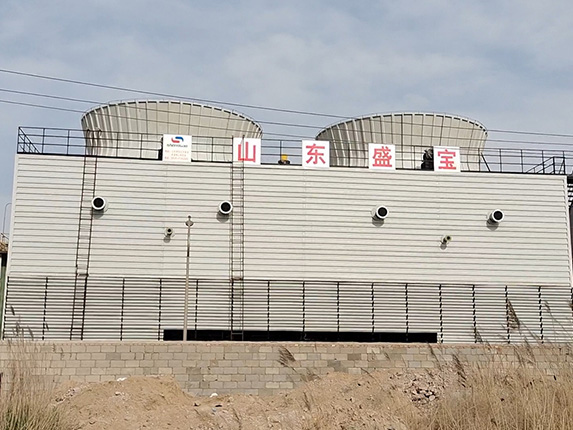 在高温高湿地区，如何优化机械通风冷却塔的设计以提高能效？